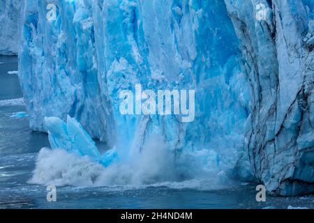 Eisabbruch an der Endwand des Perito Moreno Gletschers, Parque Nacional Los Glaciares (Weltkulturerbe), Patagonien, Argentinien, Südamerika Stockfoto