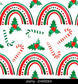 Aquarell von Hand gezeichnetes nahtloses Muster mit Boho-Regenbögen Stechpalme. Grün-rote weihnachtselemente auf weißem Hintergrund, festliche Feiertage Winterfest, lustige abstrakte traditionelle Druck Stockfoto