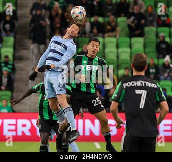 3. November 2021: Der sportliche Mittelfeldspieler Ilie Sanchez (6) aus Kansas City führt den Ball vor dem FC Austin-Stürmer Sebastian Driussi (25) während eines MLS-Spiels zwischen dem FC Austin und Sporting Kansas City am 3. November 2021 in Austin, Texas. Austin FC gewann mit 3:1. (Bild: © Scott Coleman/ZUMA Press Wire) Stockfoto