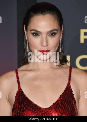 Los Angeles, USA. November 2021. Gal Gadot kommt bei der RED NOTICE-Weltpremiere von Netflix an, die am Mittwoch, dem 3. November 2021, IN LA Live in Los Angeles, CA, stattfand. (Foto: Sthanlee B. Mirador/Sipa USA) Quelle: SIPA USA/Alamy Live News Stockfoto