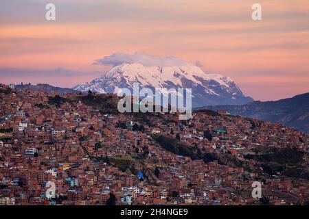 Illimani (6438 m/21,122 ft), und die Häuser von La Paz, Bolivien, Südamerika Stockfoto