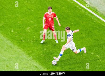 Sankt Petersburg, Russland – 16. Juni 2021. Der Verteidiger der finnischen Fußballnationalmannschaft Jukka Raitala gegen den russischen Mittelfeldspieler Daler Kuzyaev bei DER EM 20 Stockfoto