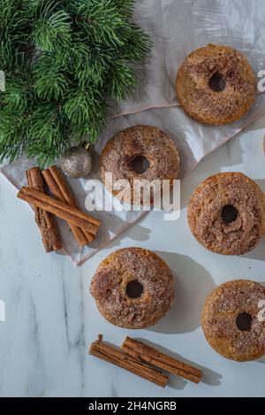 Lebkuchen weihnachtsdonuts mit Zimtzucker Stockfoto