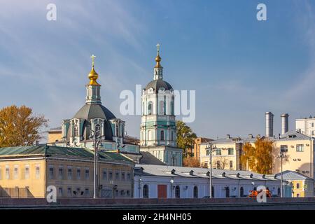 Moskau, Russland - 14. Oktober 2021: Der Nikolski-Tempel in Moskau Stockfoto