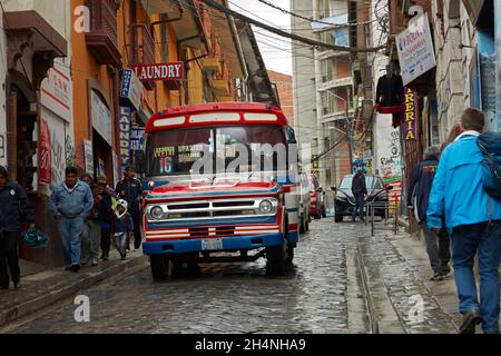 Bus auf den schmalen steilen Straßen von La Paz, Bolivien, Südamerika Stockfoto