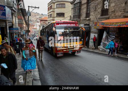 Bus auf den schmalen steilen Straßen von La Paz, Bolivien, Südamerika Stockfoto