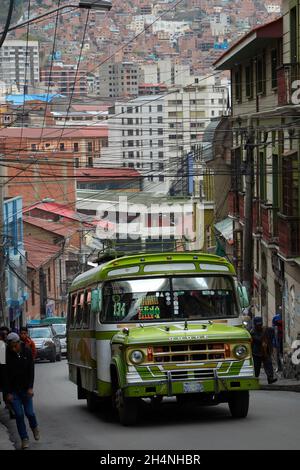 Bus auf den schmalen steilen Straßen von La Paz, Bolivien, Südamerika Stockfoto