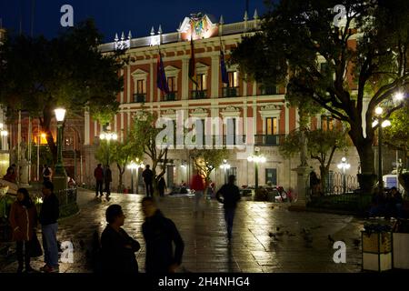 Palacio Quemado (Präsidentenpalast) in der Abenddämmerung und Menschen auf der Plaza Murillo, La Paz, Bolivien, Südamerika Stockfoto