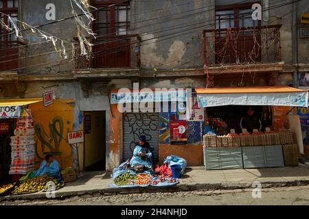 Cholitas verkauft Produkte, La Paz, Bolivien, Südamerika Stockfoto