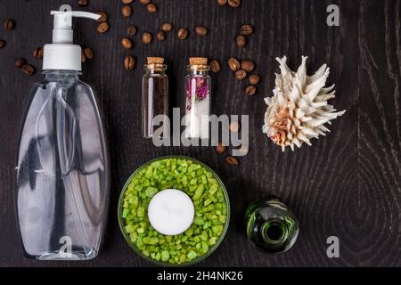 Seifen, Badesalz, Maske auf Holztisch Hintergrund. Spa Stockfoto