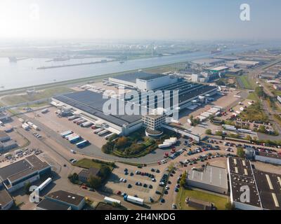 Zaandam, 9. Oktober 2021, Niederlande. Albert Heijn Auslieferungszentrum Luftaufnahme von LKW Be- und Entladen an einem sonnigen Tag. Stockfoto