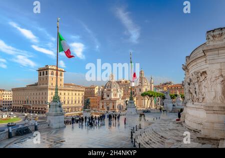 Piazza Venezia, zwei Kirchen (Chiesa di Santa Maria di Loreto & Chiesa del Santissimo Nome di Maria al Foro Traiano) und die Trajanssäule in Rom. Stockfoto