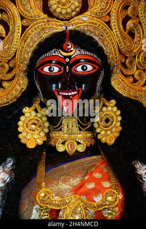 Göttin Kali Idol eingerichtet an der Puja pandal, Kali Puja auch bekannt als Shyama Puja oder Mahanisha Puja, ist ein Festival der hinduistischen Göttin Kali gewidmet, Stockfoto