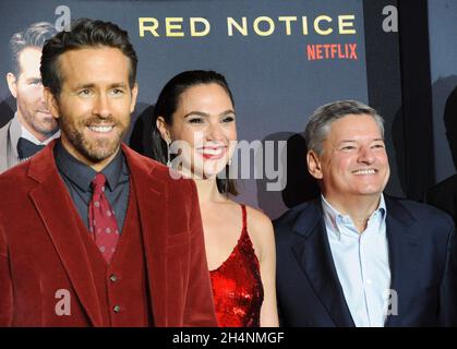 Los Angeles, Kalifornien. November 2021. Ryan Reynolds, Gal Gadot, Ted Sarandos bei der Ankunft für RED NOTICE Premiere, L.A. Live, Los Angeles, CA, 3. November 2021. Kredit: Elizabeth Goodenough/Everett Collection/Alamy Live Nachrichten Stockfoto