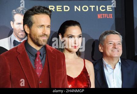 Los Angeles, Kalifornien. November 2021. Ryan Reynolds, Gal Gadot, Ted Sarandos bei der Ankunft für RED NOTICE Premiere, L.A. Live, Los Angeles, CA, 3. November 2021. Kredit: Elizabeth Goodenough/Everett Collection/Alamy Live Nachrichten Stockfoto
