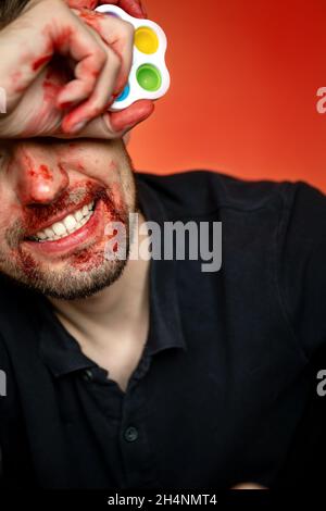 Porträt eines Mannes mit einem einfachen Grübchen in den Händen. Spinner-popit. Stockfoto