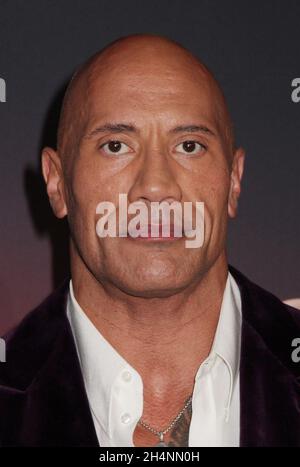 Los Angeles, Kalifornien, USA. November 2021. Dwayne Johnson 11/03/2021 die Weltpremiere von 'Red Notice' fand im La La Live Xbox Plaza in Los Angeles, CA Foto von Izumi Hasegawa/HollywoodNewsWire.net Quelle: Hollywood News Wire Inc./Alamy Live News Stockfoto