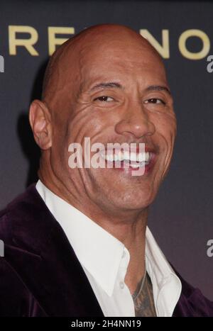 Los Angeles, Kalifornien, USA. November 2021. Dwayne Johnson 11/03/2021 die Weltpremiere von 'Red Notice' fand im La La Live Xbox Plaza in Los Angeles, CA Foto von Izumi Hasegawa/HollywoodNewsWire.net Quelle: Hollywood News Wire Inc./Alamy Live News Stockfoto