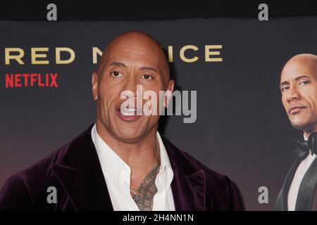 Los Angeles, Kalifornien, USA. November 2021. Dwayne Johnson 11/03/2021 die Weltpremiere von 'Red Notice' fand im La La Live Xbox Plaza in Los Angeles, CA Foto von Izumi Hasegawa/HollywoodNewsWire.net Quelle: Hollywood News Wire Inc./Alamy Live News Stockfoto