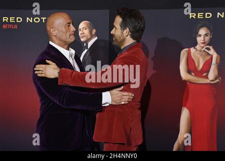 Los Angeles, Usa. November 2021. Darsteller Dwayne Johnson (L) und Ryan Reynolds besuchen die Premiere des Film-Comedic-Krimis 'Red Notice' in L.A. Live in Los Angeles am Mittwoch, 3. November 2021. Storyline: Ein Interpol-Agent verfolgt den meistgesuchten Kunstdieb der Welt. Foto von Jim Ruymen/UPI Credit: UPI/Alamy Live News Stockfoto