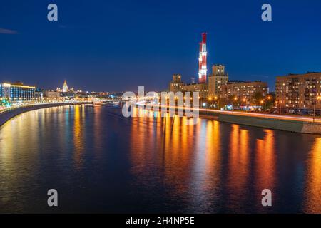 Blick auf den Moskauer Fluss, die Berezhkovskaya- und Savwinskaya-Böschungen am Abend, im Sommer Stadtbild. Panorama des Abends Moskau mit Blick auf M Stockfoto