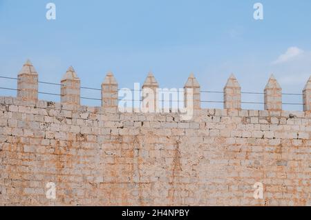 Blick auf die Merlons, Schloss von Peniscola, Spanien Stockfoto