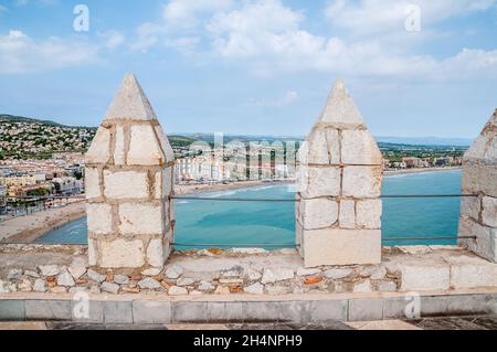 Blick auf die Merlons, Schloss von Peniscola, Spanien Stockfoto