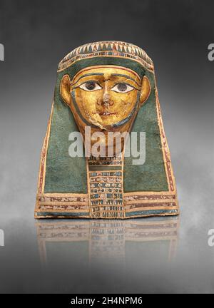 Ägyptische ptolemäische Mumienmaske, 332-30 v. Chr., bemaltes Holz, Louvre Museum N2867. Mann (Stirnband, ousekh Halskette, Bart Halskette, Herz Amulett). Höhe: 33 Stockfoto