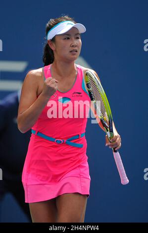 Aktenfoto vom 2. September 2014 von Shuai Peng aus China in Aktion während ihres Viertelfinalsspiels am 9. Tag der US Open im USTA Billie Jean King National Tennis Center in New York City, NY, USA. Die explosive Anschuldigung eines chinesischen Tennisstars #MeToo gegen einen ehemaligen Staatschef wurde durch eine pauschale Zensur gedämpft, wobei die Behörden darum kämpfen, jede Erwähnung eines politisch sensiblen Skandals, der im chinesischen Internet widerhallt ist, auszulöschen. Peng Shuai, 35, ein ehemaliger Wimbledon- und French Open-Doppelsieger, beschuldigte am Dienstag den pensionierten Vizepremierminister Zhang Jaili, Druck auf h ausgeübt zu haben Stockfoto