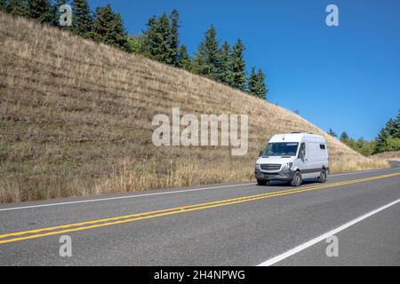 Kompakter industrieller kleiner weißer Mini-Van mit Laderaum für lokale Lieferungen und kleine Unternehmen Bedürfnisse für Kunden kommerzielle Fracht liefern Stockfoto