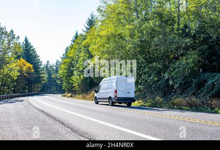 Kompakter, kleiner, weißer Mini-Van mit Laderaum für lokale Lieferungen und kleine Unternehmen für Kunden, die mit gewerblicher Fracht beliefert werden Stockfoto