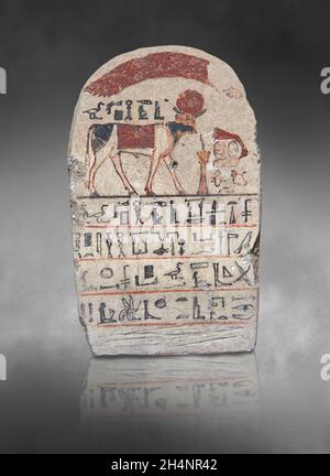 Alte ägyptische Stele von APIs, 664-395 v. Chr., 16. Dynastie, Saqqara, Kalkstein. Louvre Museum Paris Inv 2858. APIs der Stier, stehend, Solarscheibe, b Stockfoto