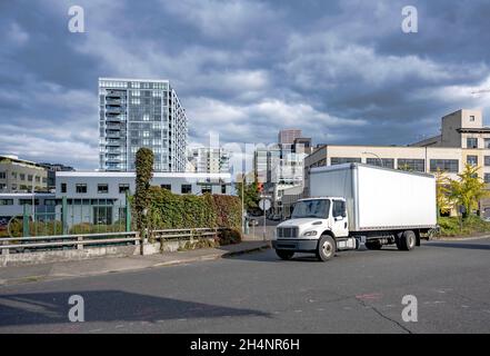 Kompakte Industrie geräumige weiße Mittelklasse-Umzugsanlage Tag Kabine semi-LKW-Traktor mit langen Box Anhänger läuft für die Lieferung auf die Stadt Stockfoto