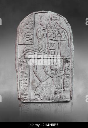 Alte ägyptische Stele von Nakhtimen, 1279 - 1213 v. Chr., Deir el-Medina. Louvre Museum N 4194. Anbetungsszene; unten - ein Mann kniet, geflisseter Kilt, F Stockfoto