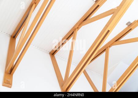 Innenausstattung im Holzdesign. Holzbalken Decke .Design-Element. Moderne Inneneinrichtung des Hauses. Bau von Holz Wohnzimmer Interieur Stockfoto
