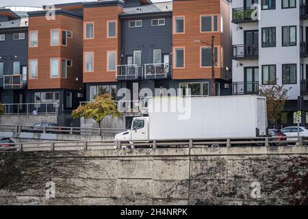 Compact Industrial Professional weiß leistungsstarke Mittelklasse-Rig-Tagestab-Sattelzugmaschine mit langen Box-Anhänger läuft für die Lieferung auf dem städtischen Cit Stockfoto