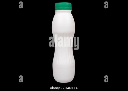Weiße Plastikflasche isoliert auf schwarzem Hintergrund. Verpackung von Produkten. Kunststoffflasche isoliert mit Clipping Path Stockfoto
