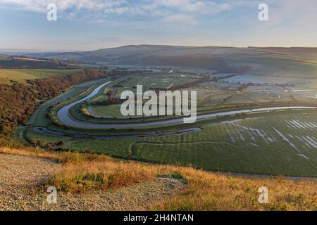Blick auf einen gewundenen Fluss in einem Tal im Herbst - November Stockfoto