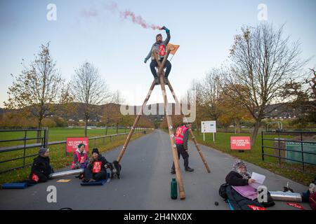 Malvern, Worcestershire, England, Großbritannien 4. November 2020 Rebellion des Aussterbens Demonstranten haben eine Waffenmesse auf dem Messegelände Three Counties in Malvern blockiert, um die Rolle des Militärs bei der Anheizen der Klimakrise im Rahmen einer Reihe von Aktionen in ganz Großbritannien und der Welt anlässlich des COP26-Gipfels in aufzufordern Glasgow. Die Demonstranten schlossen sich der lego-Rebellion an. Kredit: Denise Laura Baker/Alamy Live Nachrichten Stockfoto