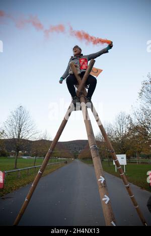 Malvern, Worcestershire, England, Großbritannien 4. November 2020 Rebellion des Aussterbens Demonstranten haben eine Waffenmesse auf dem Messegelände Three Counties in Malvern blockiert, um die Rolle des Militärs bei der Anheizen der Klimakrise im Rahmen einer Reihe von Aktionen in ganz Großbritannien und der Welt anlässlich des COP26-Gipfels in aufzufordern Glasgow. Die Demonstranten schlossen sich der lego-Rebellion an. Kredit: Denise Laura Baker/Alamy Live Nachrichten Stockfoto