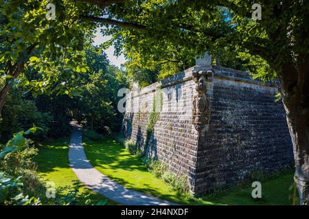 FORCHHEIM, DEUTSCHLAND - CA. AUGUST 2021: Die Stadtmauer von Forchheim, Bayern, Deutschland Stockfoto