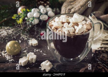 Winterkonzept. Kakao-Getränk mit heißer Schokolade auf einem Holztisch. Stockfoto