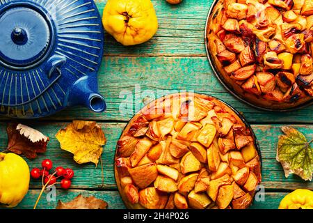Beliebte Herbst Quitten Kuchen auf alten Holzoberfläche. Herbstliche Backwaren Stockfoto