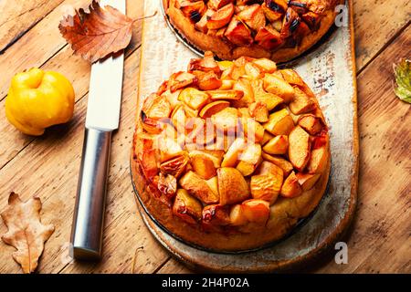 Leckerer Herbstkuchen oder Kuchen mit Quitte und Apfel Stockfoto