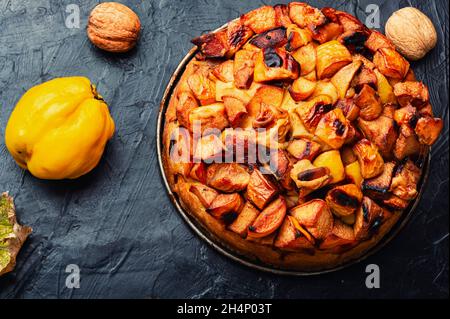 Köstlicher Quitte im Herbst. Herbstliche Backwaren und Quitten Stockfoto