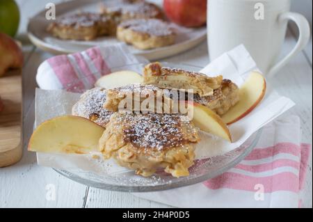 Gesunde Pfannkuchen mit frischer Apfelfüllung. Aus Vollkornmehl a Stockfoto