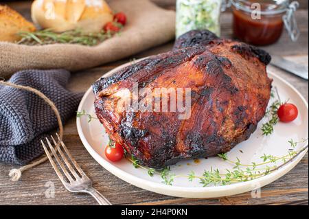 Ganz zog Schweinefleisch aus dem Schweinehals. Kam gerade aus dem Vernehmen heraus. Serviert auf einem Teller Stockfoto