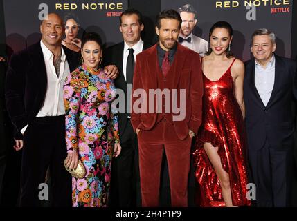 Los Angeles, USA. November 2021. (L-R) Dwayne Johnson, Dany Garcia, Scott Stuber, Ryan Reynolds, Gal Gadot und Ted Sarandos bei der Red NOTICE-Weltpremiere von Netflix, die am Mittwoch, dem 3. November 2021, in LA Live in Los Angeles, CA, stattfand. (Foto: Sthanlee B. Mirador/Sipa USA) Quelle: SIPA USA/Alamy Live News Stockfoto