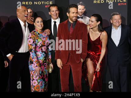 Los Angeles, USA. November 2021. (L-R) Dwayne Johnson, Dany Garcia, Scott Stuber, Ryan Reynolds, Gal Gadot und Ted Sarandos bei der Red NOTICE-Weltpremiere von Netflix, die am Mittwoch, dem 3. November 2021, in LA Live in Los Angeles, CA, stattfand. (Foto: Sthanlee B. Mirador/Sipa USA) Quelle: SIPA USA/Alamy Live News Stockfoto