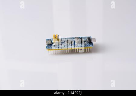 Sammlung von elektronischen Komponenten in weiß isoliert Stockfoto